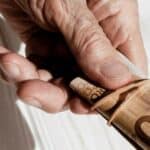 Alles Wat Je Moet Weten Over AOW: Verhogingen, Spaargeld, en Loonheffingskorting