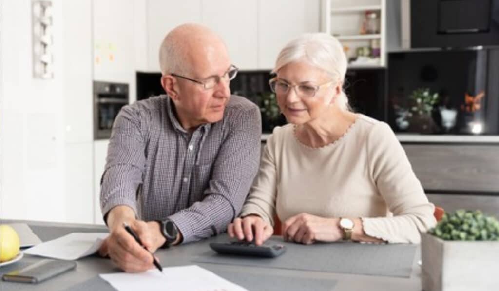 Bereken je AOW inkomen bekijk de gids met het volledige netto en bruto overzicht nu