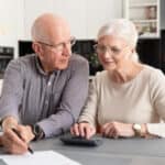 Bereken je AOW inkomen bekijk de gids met het volledige netto en bruto overzicht nu